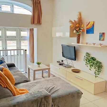 Modern Apartment In The Heart Of Sliema Steps From The Seafront Екстериор снимка