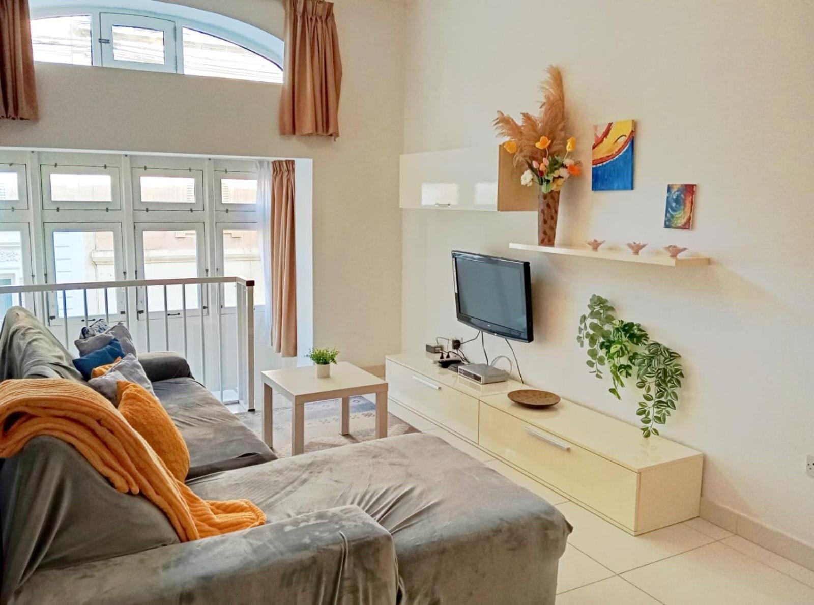 Modern Apartment In The Heart Of Sliema Steps From The Seafront Екстериор снимка
